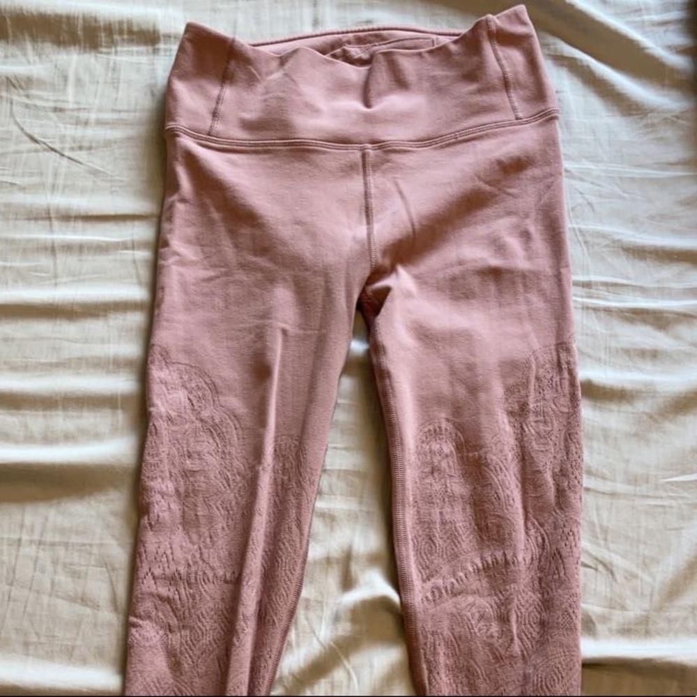 Lululemon Zen Expression Crop 21”. Colour: Vintage Mauve. Size 6 US